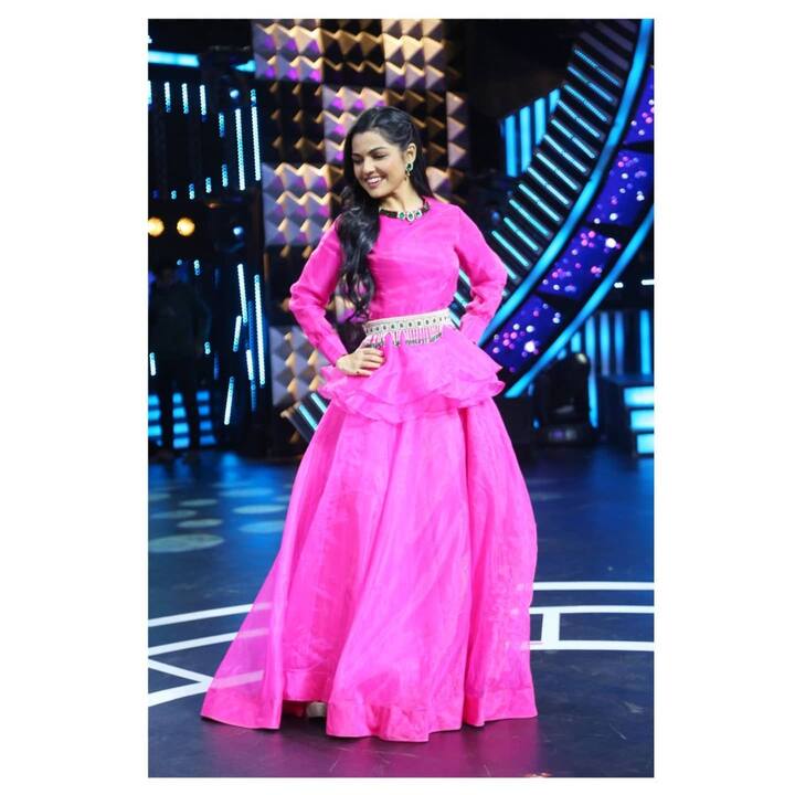 झी मराठीवरील ‘सारेगमप लिटिल चॅम्प्स’ या रिअॅलिटी शोच्या माध्यमातून प्रेक्षकांच्या भेटीला आलेली आर्या आज अनेकांच्या गळ्यातलं ताईत झाली आहे.