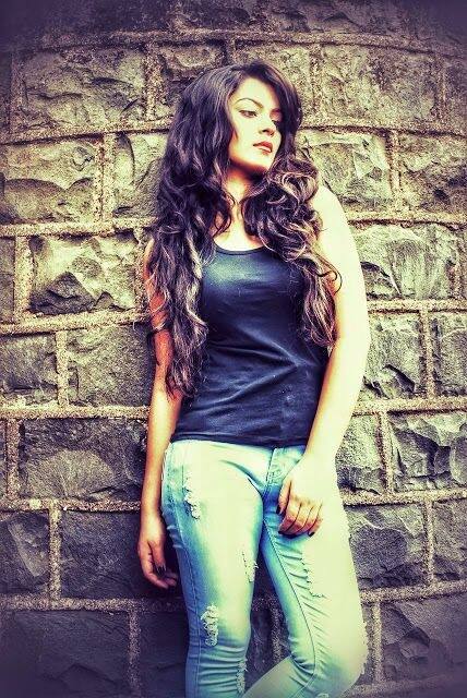 निधि झा भोजपुरी सिनेमा में अब किसी पहचान की मोहताज नहीं हैं. कई दमदार भूमिकाओं में नजर आ चुकीं निधी ने दर्शकों पर गहरी छाप छोड़ी है. निधी भी जींस में और ज्यादा बोल्ड नजर आती हैं.