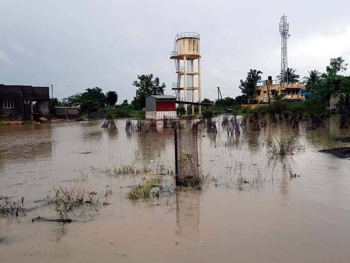 கும்பகோணத்தில் கனமழையால் சாலையில் விழுந்த 100 ஆண்டு பழமையான புளியமரம் A 100 year old date tree that fell on the road due to heavy rain in Kumbakonam கும்பகோணத்தில் கனமழையால் சாலையில் விழுந்த 100 ஆண்டு பழமையான புளியமரம்