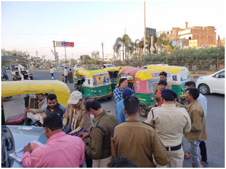 Madhya Pradesh More than 100 autos running without documents seized in Ujjain ANN Ujjain News: ऑटो वालों से उज्जैन पुलिस ने वसूला एक लाख से ज्यादा का जुर्माना, 100 से ज्यादा ऑटो पकड़ाए