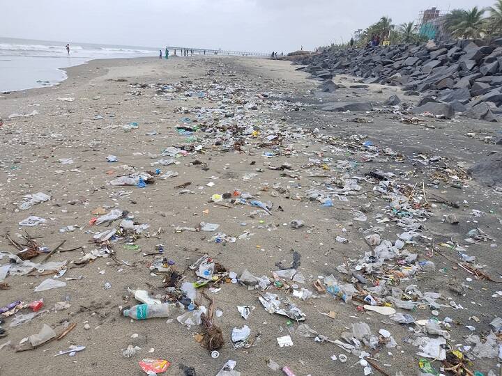 View of the newly formed sand dunes on the Puducherry beach due to the negligence of the people புதுச்சேரி கடற்கரையில் புதிதாக உருவான மணல் பரப்பு!