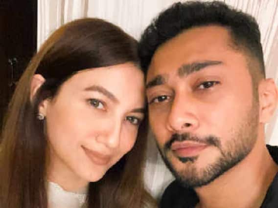 Gauhar Khan Video: गौहर खान ने चंपी करते हुए पति जैद दरबार को लेकर कह दी बड़ी बात! फिर दी सफाई Gauhar Khan Video: गौहर खान ने चंपी करते हुए पति जैद दरबार को लेकर कह दी बड़ी बात! फिर दी सफाई