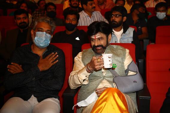 Akhanda Pre Release Event: రాజమౌళితో బాలయ్య ముచ్చట్లు.. Akhanda Pre Release Event: రాజమౌళితో బాలయ్య ముచ్చట్లు..
