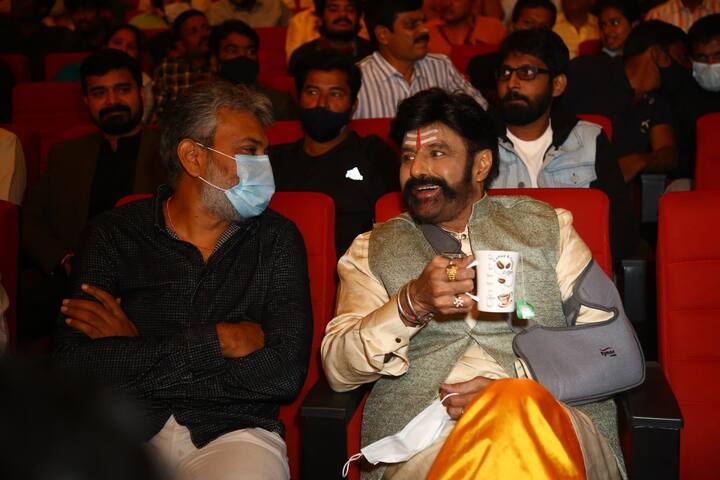 ఈ ఈవెంట్ లో బాలయ్య.. రాజమౌళితో ముచ్చటిస్తూ కనిపించారు. (Photo Courtesy: Social Media)