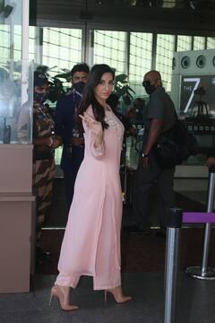 Nora Fatehi Airport Look: पिंक कलर के सिंपल सूट में भी कहर बरपा रही हैं नोरा फतेही, देखिए अनदेखी तस्वीरें