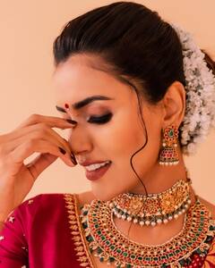 Akshara Gowda pics: ட்ரெடிஷனல் லுக்கில் ஸ்டைலிஷ் தமிழச்சி - ரெட் சாரியில் லேட்டஸ்ட் போட்டோஷூட்..!