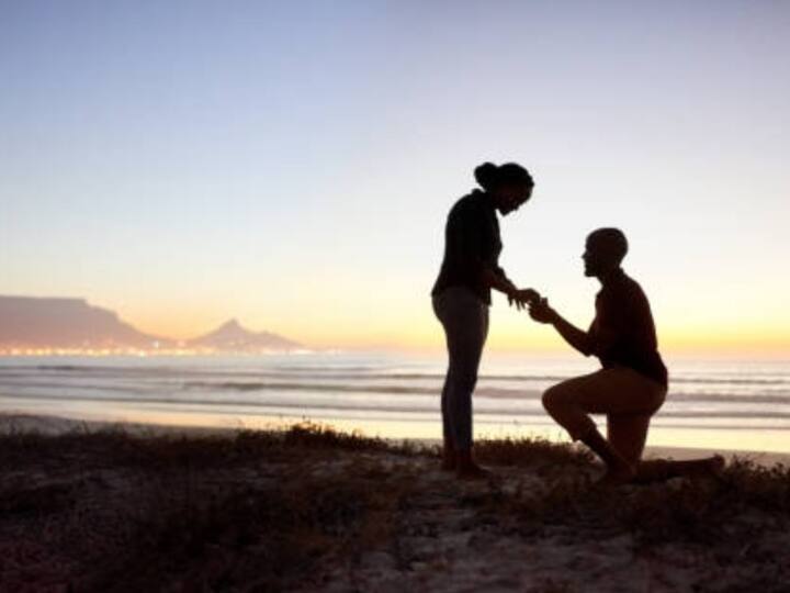 ஆணுறுப்பில் மோதிரம் மாட்டி வித்தியாச ப்ரொபோசல்; ஜிப்பில் சிக்கியதால் மொத்தமாக சிக்கிய இளைஞர்!