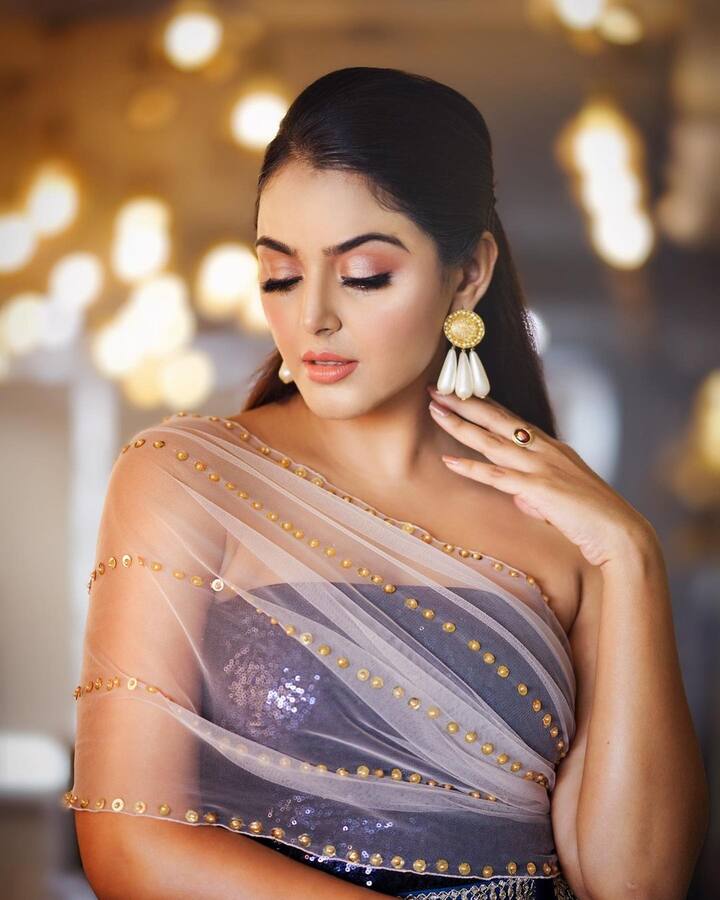 సుడిగాడు సినిమాతో తెలుగులోకి ఎంట్రీ ఇచ్చింది మోనాల్ గజ్జర్. ఆ తరువాత కూడా మూడు నాలుగు సినిమాలు చేసినప్పటికీ మంచి గుర్తింపు రాలేదు. (Image credit: Monal Gajjar/Instagram)