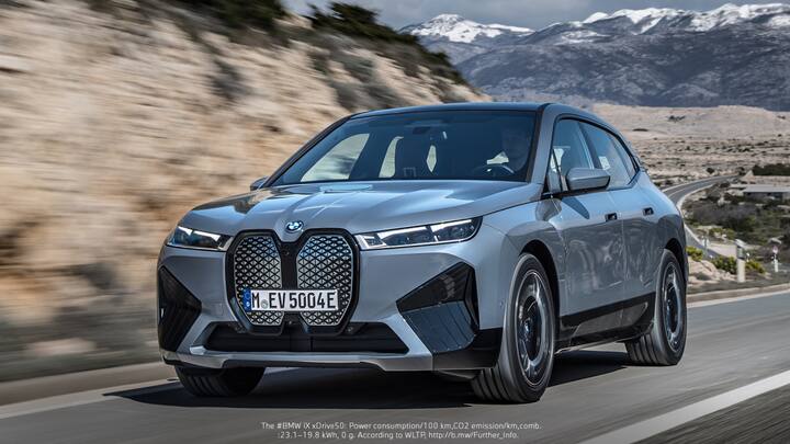 iX xDrive 40 वेरिएंट 6.1 सेकेंड में 0-100kph की रफ्तार पकड़ सकती है जबकि iX xDrive 50 इससे भी तेज है, यह 4.6 सेकेंड में 0-100kph की रफ्तार पकड़ सकती है.