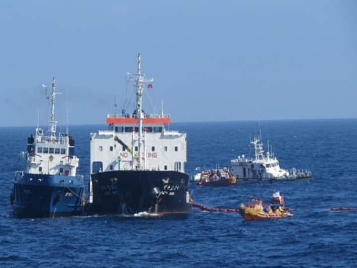 Ships collided near Okha port Coast Guard ships arrived for rescue Okha Port: ओखा बंदरगाह के पास दो जहाजों में टक्कर, बचाव के लिए पहुंचे 2 छोटे शिप