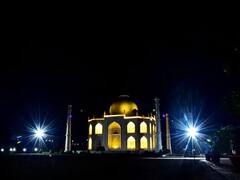 একবিংশ শতাব্দীর শাজাহান, স্ত্রীকে দিলেন তাজমহল উপহার