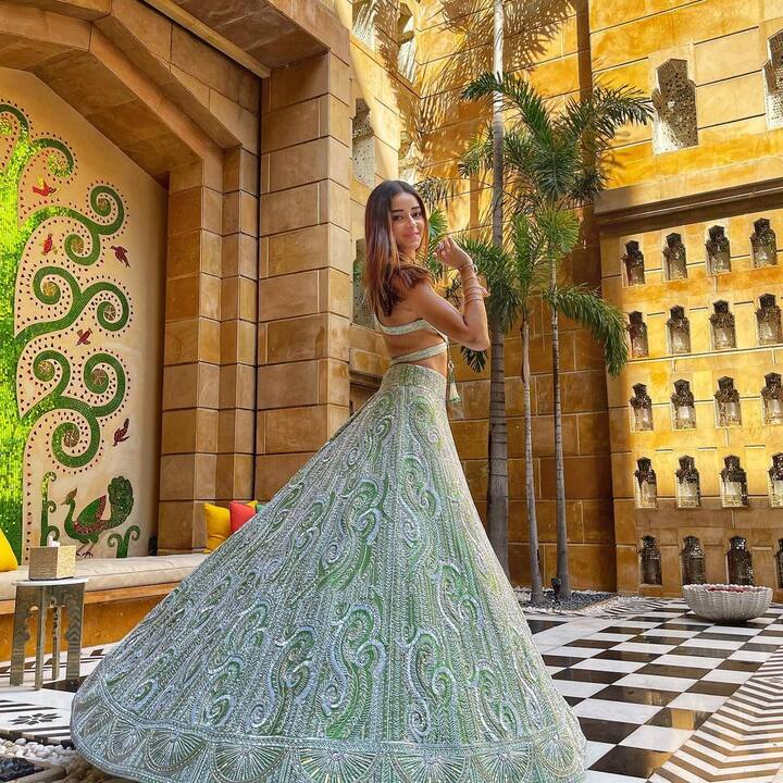 फैशन डिजाइनर मनीष मल्होत्रा के हैवी लहांगों में अनन्या पांडे से किसी की भी नजरे हटने का नाम नहीं ले रही हैं.