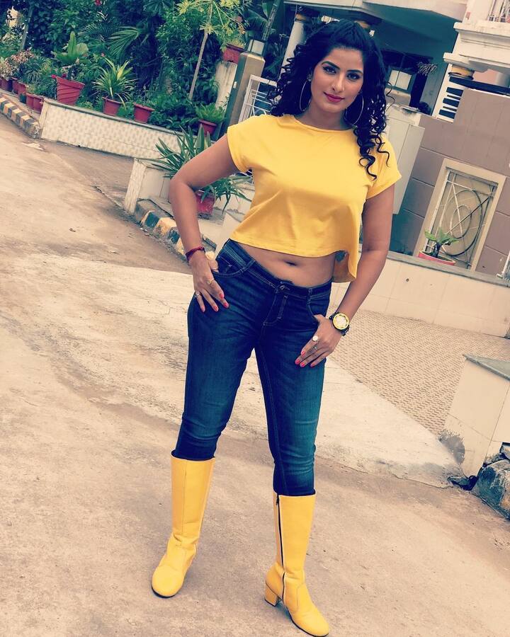 पूनम दुबे ने अपनी अदाकारी से लाखों लोगों को अपना मुरीद बनाया है. पूनम दुबे सोशल मीडिया में भी काफी एक्टिव रहती हैं. उनके अकाउंट पर तमाम ऐसी तस्वीरें हैं जिनमें वह जींस पहन पोज देती नजर आ रही हैं.