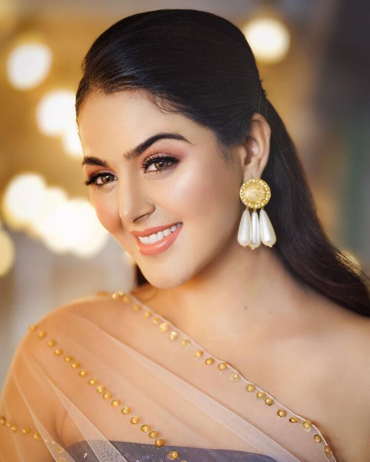 బిగ్ బాస్ తెచ్చిన గుర్తింపు ఎక్కువ కాలం నిలబడదు. ఇప్పుడు మళ్లీ మోనాల్ మరుగున పడిపోయింది. చేతిలో పెద్దగా అవకాశాలు లేవు. (Image credit: Monal Gajjar/Instagram)