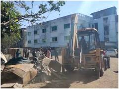 Ujjain News: उज्जैन में अवैध अतिक्रमण पर चला बुलडोजर, नशे के सौदागरों को प्रशासन ने दी कड़ी चेतावनी