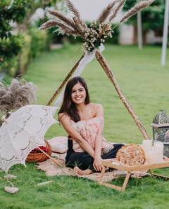 Amritha Aiyer pics: குடையின் கீழ் ஆரஞ்ச் டிரஸ்ஸில் கிளாமரில் கலக்கும் அம்ரிதா..!