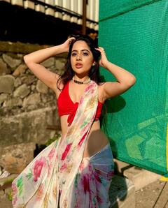 Urfi Javed की नई तस्वीरों से नहीं हटा पाएंगे नजर, साड़ी में ढ़ा रही हैं कहर