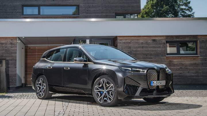 BMW IX xDrive 50 में 105.2 kWh का बैटरी पैक है जबकि xDrive 40 में 71kWh का बैटरी पैक है. iX xDrive 50 की बैटरी 35 मिनट में 10 से 80 प्रतिशत तक चार्ज हो जाती है.