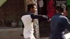 સુરત: ગુંડાગર્દીનો વધુ એક વિડિઓ વાયરલ, શખ્સ ચાકુ બતાવીને ધમકાવે છે લોકોને,જુઓ ગુજરાતી ન્યુઝ