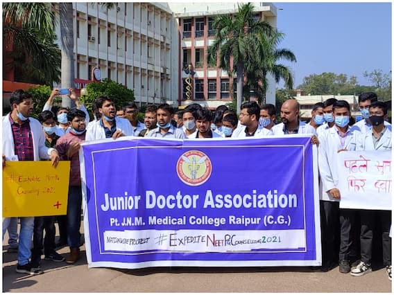Raipur Doctors Strike: छत्तीसगढ़ में रेजिडेंट डॉक्टरों की हड़ताल, राज्य के सबसे बड़े सरकारी अस्पताल में OPD प्रभावित Raipur Doctors Strike: छत्तीसगढ़ में रेजिडेंट डॉक्टरों की हड़ताल, राज्य के सबसे बड़े सरकारी अस्पताल में OPD प्रभावित