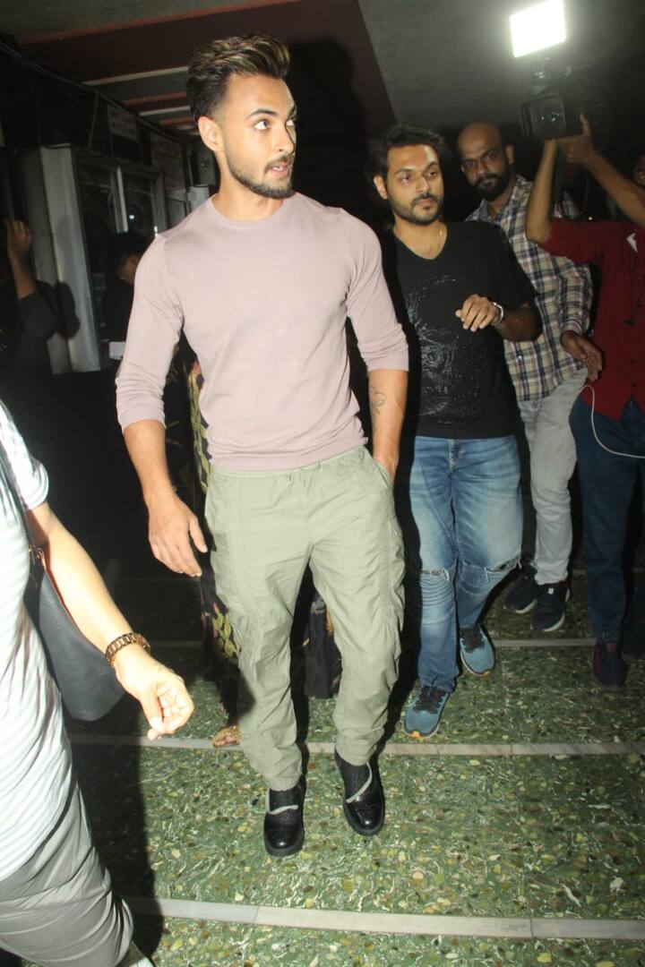 The actor arrived at the multiplex along with his wife to meet his fans who have come to watch his recently released film ‘Antim: The Final Truth’ alongside Salman Khan. (Image courtesy – Manav Manglani)