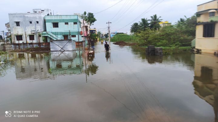 கனமழையால் திருச்சியில் 500க்கும் மேற்பட்ட வீடுகளில் வெள்ளம் சூழ்ந்தது...!