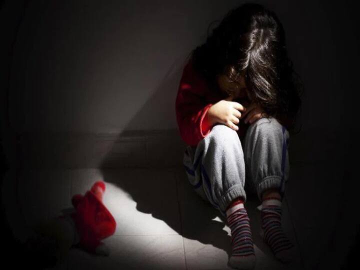 Torturing a Minor Girl: Mistress thrashes a minor, sister accuses her of taking off her clothes and making a video ANN Torturing a Minor Girl: काम पसंद नहीं आने पर मालकिन ने कर दी नाबालिग की पिटाई, बहन ने कपड़े उतारकर वीडियो बनाने का लगाया गंभीर आरोप