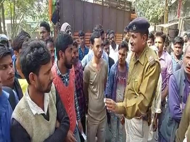 Bihar News: खाद की कालाबाजारी से नाराज किसानों ने सड़क जाम कर किया हंगामा, कहा- गेहूं की बोआई हो रही प्रभावित