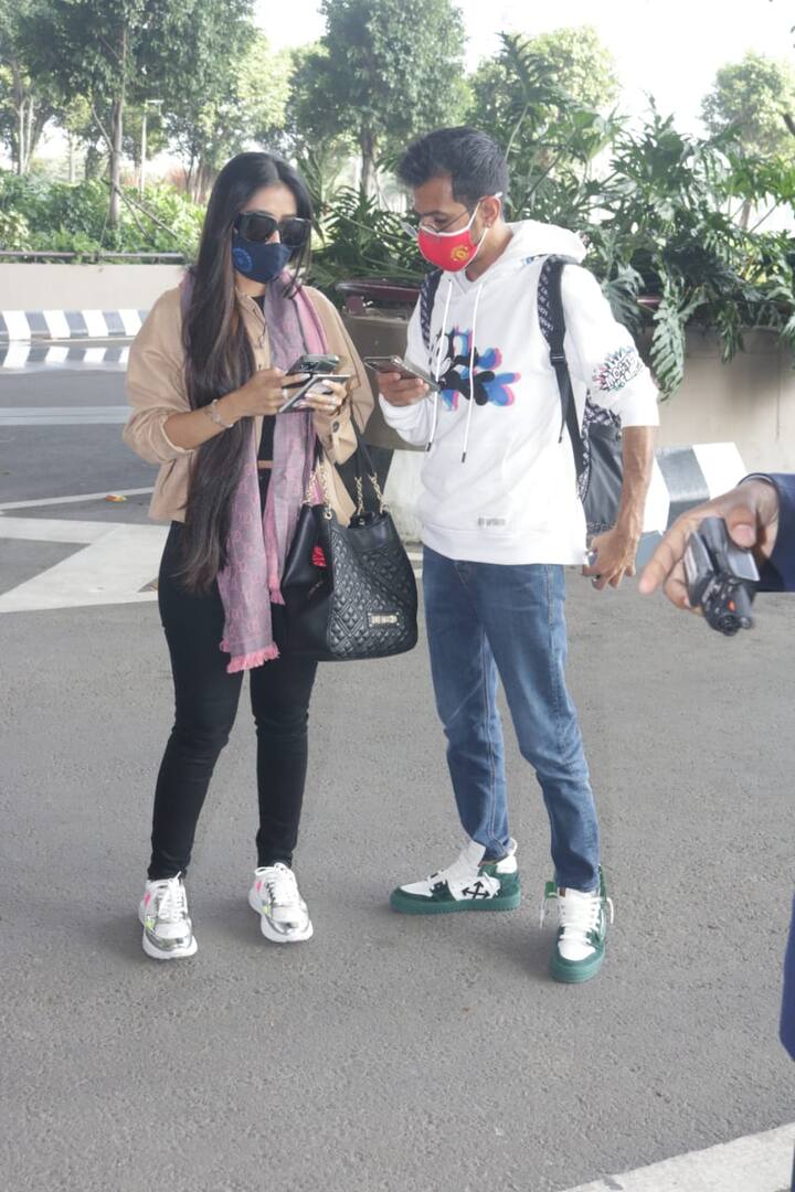 इस दौरान युजवेंद्र और धनाश्री दोनों ही अपने मोबाइल फोन में बिजी दिखाई दे रहे थे.