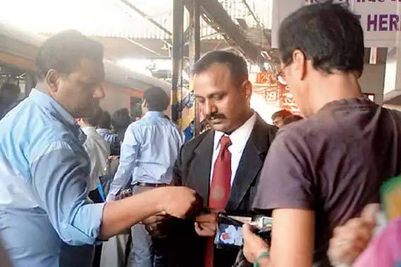 याव्यतिरिक्त तुमची ट्रेन कोणत्याही कारणानं सुटली तर टिसी पुढच्या दोन स्थानकांपर्यंत तुमची सीट इतर कोणालाही देऊ शकत नाही.