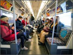 Omicron Variant: ब्रिटेन में इन जगहों पर मास्क पहनना अनिवार्य, कोरोना के नए वेरिएंट के मामले आने के बाद उठाया गया कदम