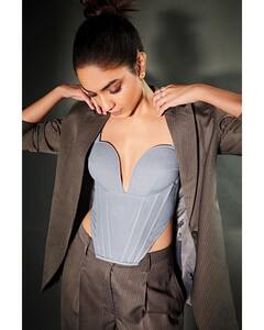 Ritu Varma pics: தலையில் கை வைத்து ரிது வர்மா கொடுத்த கிளாமர் போஸ்..!