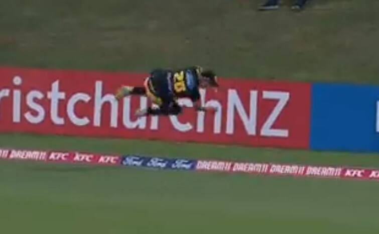 New Zealand bowler takes fabulous catch on boundary see the video ન્યુઝીલેન્ડના ક્રિકેટરે બાઉન્ડ્રી પર ગુલાંટ મારીને પકડ્યો એવો અફલાતૂન કેચ કે થઈ જશો દંગ, જુઓ વીડિયો