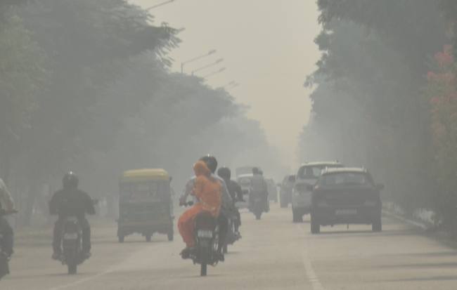 लोगों का कहना है कि यहां धुंध इतनी घनी है कि ठीक से कुछ दिखाई भी नहीं दे रहा है।