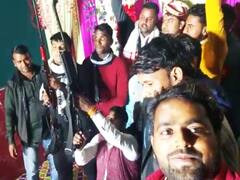 Viral Video: गोपालगंज में दोस्त के तिलक में युवकों ने जमकर की फायरिंग, हाथ में बंदूक लेकर दूल्हे के साथ ली सेल्फी