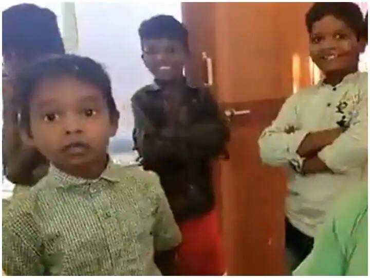 Andhra Pradesh: Small Boys went police station says File a case, he stole my pencil- Watch Video Watch Video: পেন্সিল চুরি করেছে সহপাঠী, নালিশ জানাতে থানায় পৌঁছে গেল শিশু,মজাদার ভিডিও ভাইরাল সোশাল মিডিয়ায়