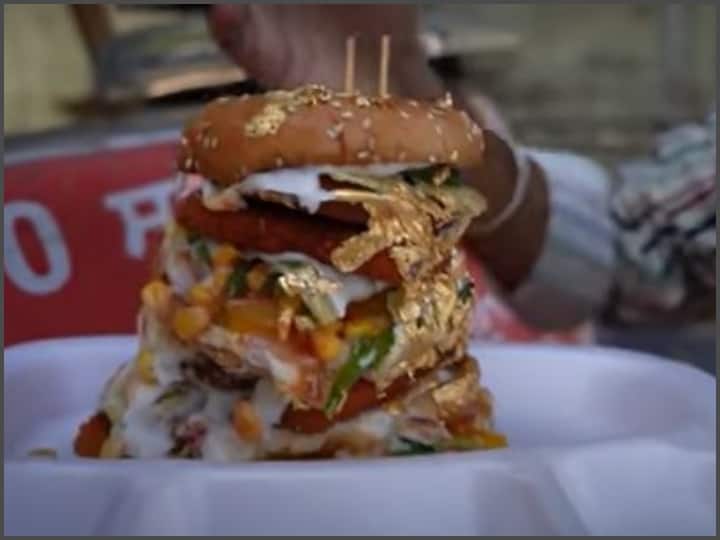 Punjab Ludhiana Baba Ji Burger Wale veg gold burger costs 1000 rs free if finish within 5 minutes Punjab Street Food: इस शहर में 1000 रुपये में मिल रहा है 'वेज गोल्ड बर्गर', 5 मिनट में खा लिया तो नहीं देने होंगे पैसे