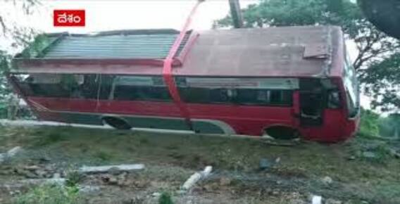 TSRTC Bus Accident : ఖమ్మంలో ఆర్టీసీ బస్సు బోల్తా... క్షతగాత్రులను దగ్గర్లోని హాస్పిటల్‌కు తరలింపు
