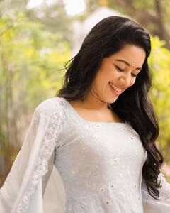 mirnalini ravi latest pics | மால டம் டம்… மஞ்சர டம் டம்… மிர்ணாளினி ரவியின் லேட்டஸ்ட் க்ளிக்ஸ்