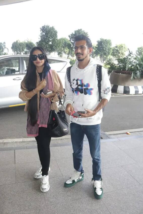 বিমানবন্দরে ক্যামেরাবন্দি হলেন তারকা দম্পতি। তবে কোথায় যাচ্ছন তাঁরা তা এখনও জানা যায়নি।