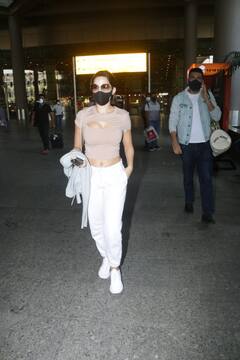 Nora Fatehi Airport Look: नोरा फतेही के टॉप में था ऐसा कट कि देखता रह गया हर कोई, इस अंदाज में निकलीं घर से एक्ट्रेस
