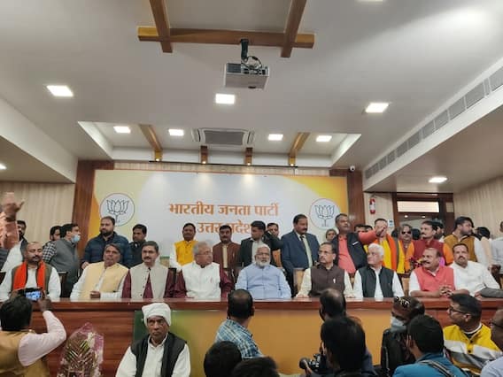 UP Elections 2022: चुनाव से पहले सपा और कांग्रेस को बड़ा झटका, पार्टी के इन बड़े नेताओं ने थामा बीजेपी का दामन UP Elections 2022: चुनाव से पहले सपा और कांग्रेस को बड़ा झटका, पार्टी के इन बड़े नेताओं ने थामा बीजेपी का दामन