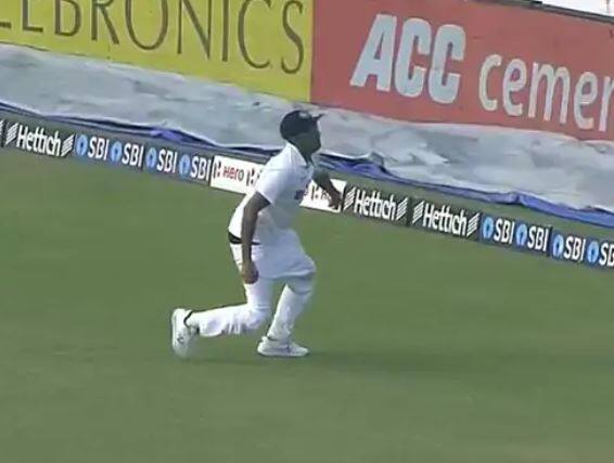 During the Test match against New Zealand, Ashwin's pants came off while fielding ન્યુઝીલેન્ડના ખેલાડીનો શોટ રોકવા દોડતા ભારતના ક્યા ખેલાડીનું પેન્ટ ઉતરી ગયું ? પેન્ટ સરકી જવાની પરવા કર્યા વિના શાનદાર ફિલ્ડિંગ કરીને 2 રન બચાવ્યા...