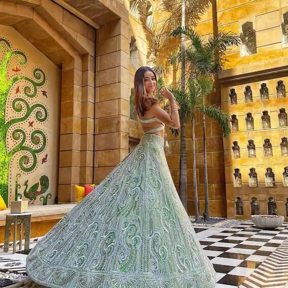 ফ্যাশন ডিজাইনার মণীষ মলহোত্রর ভারী লেহেঙ্গায় অনন্যা পান্ডের দিক চোখে যেন চোখ ফেরানো ভার।