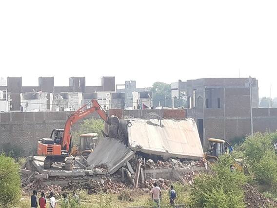Jabalpur News: जबलपुर में भूमाफिया हाजी इरशाद के कब्जे से मुक्त कराई ढाई एकड़ सरकारी जमीन, अवैध निर्माण पर चला बुलडोजर Jabalpur News: जबलपुर में भूमाफिया हाजी इरशाद के कब्जे से मुक्त कराई ढाई एकड़ सरकारी जमीन, अवैध निर्माण पर चला बुलडोजर