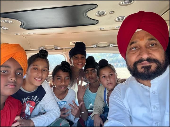 Punjab CM Charanjit Singh Channi gave helicopter ride to childern, See Pics Punjab News: हेलीपैड के पास खेल रहे थे बच्चे, CM चन्नी ने बुलाया और अपने साथ कराई हेलीकॉप्टर की सवारी