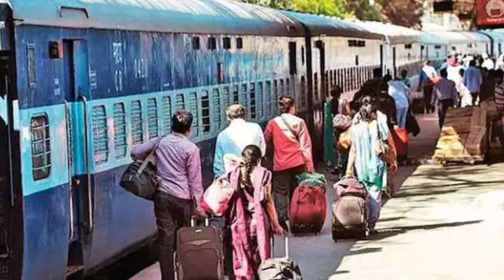 এই ক্ষেত্রে ২৫০ টাকা জরিমানার সঙ্গে যাত্রীকে টিকিটের মোট ভাড়া দিতে হবে। তবেই গন্তব্য পর্যন্ত যেতে পারবেন তিনি। প্ল্যাটফর্ম টিকিট   কাটার কারণেই এই ক্ষেত্রে যাত্রী ট্রেনে ওঠার যোগ্য হয়ে ওঠেন। যে স্টেশন থেকে তিনি প্লাটফর্ম টিকিট কিনেছেন, সেখান থেকেই পরবর্তী গন্তব্য   পর্যন্ত যাত্রীকে ভাড়া দিতে হবে।