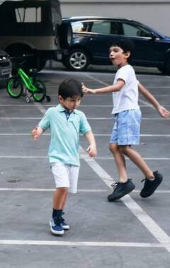 Taimur Ali Khan Playing: दोस्तों के साथ खेलते और साइकिल चलाते दिखे सैफ करीना के नवाबजादे तैमूर अली खान, क्यूट तस्वीरें आई सामने