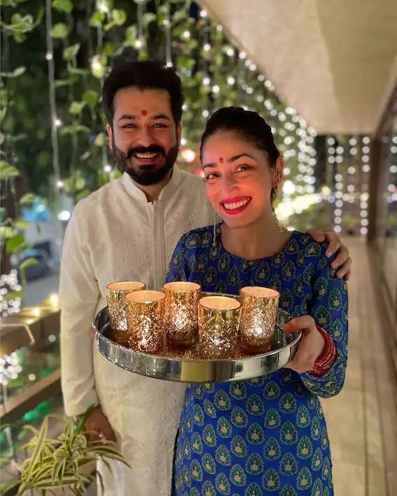নিজের ইনস্টাগ্রাম হ্যান্ডলে 'বালা' অভিনেত্রী ইয়ামি গৌতম একটি ছবি পোস্ট করে অনুরাগীদের শুভ দীপাবলির শুভেচ্ছা জানিয়েছেন। পরিচালক আদিত্য ধরের সঙ্গে এদিন ছবি পোস্ট করে ইয়ামি গৌতম লিখেছেন, 'প্রত্যেক বছর দীপাবলি নিয়ে আসে অনেক স্মৃতি আর অনেক নতুন শুরু। দীপাবলির অনেক শুভেচ্ছা আপনাকে এবং আপনার পরিবারকে। শুভেচ্ছা জানাই অনেক খুশি, সুস্থতা এবং সাফল্যের।'