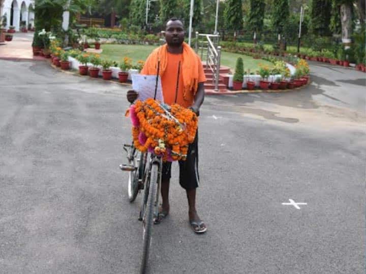 Chhattisgarh News BJP councilor Dhan Singh Nayak reached Raj Bhavan to meet Governor Anusuiya Uikey by Cycle ANN Chhattisgarh News: 300 KM साइकिल चलाकर राज्यपाल से मिलने राजभवन पहुंचे बीजेपी पार्षद, जानें क्या है पूरा मामला